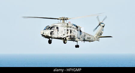 Un SH-60F Sea Hawk affecté à l'hélicoptère de chiens poussiéreux de l'Escadron des patrouilles anti-sous-marin 7 la mer d'Oman. HS-7 est déployée dans le cadre de la Harry S. Truman Strike Group soutenant les opérations de sécurité maritime et les efforts de coopération en matière de sécurité dans le théâtre dans la 5e Flotte des États-Unis zone de responsabilité. L'activité de l'USS Harry S. Truman DVIDS342471 Banque D'Images