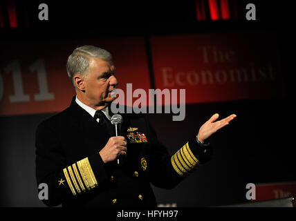 101204-N-8273J-014 NEW YORK (déc. 4, 2010) Le chef des opérations navales (ONC) Adm. Gary Roughead parle pendant le Festival mondial de l'Économiste en 2011. Roughead a parlé de l'avenir de la Marine et le monde dans les 25 prochaines années. (U.S. Photo par marine Spécialiste de la communication de masse en chef Vanderwyst Tiffini Jones/libérés) US Navy 101204-N-8273J-014 Chief of Naval Operations (ONC) Adm. Gary Roughead parle pendant le Festival en 2011 Monde Économiste Banque D'Images
