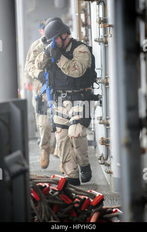 101207-N-3659B-070 de l'OCÉAN PACIFIQUE (déc. 7, 2010) marins affectés à la visite, un conseil, une perquisition et saisie (VBSS) train de l'équipe sur les pratiques de sécurité à bord du navire de débarquement quai amphibie USS Comstock (LSD 45). Comstock, partie du groupe d'intervention amphibie Boxer, embarcations d'Assaut (ACU), 1 bataillon logistique de combat (BEC) 13, et le 13e Marine Expeditionary Unit (MEU), 13 sont en cours au large de la côte de Californie du Sud qui participent à l'exercice de certification en vue d'un déploiement de 2011. (U.S. Photo par marine Spécialiste de la communication de masse 2e classe Joseph M. Buliavac/libérés) Banque D'Images