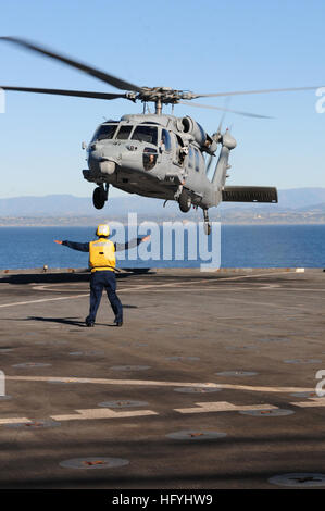 101212-N-3659B-078 de l'OCÉAN PACIFIQUE (déc. 12, 2010) BoatswainÕs Leshea Mate 3 Classe d'Isom, de Newark, N.J., diriger un MH-60S Sea Hawk affecté à l'hélicoptère de combat de Wildcards Mer Escadron (HSC) 23 dans le poste de pilotage de la station d'atterrissage amphibie USS Comstock (LSD 45). Comstock, dans le cadre du boxeur Groupe d'intervention amphibie, et du bataillon de logistique de combat 13, à l'appui de la 13e unité expéditionnaire de Marines, sont en cours au large de la côte de Californie du Sud participant à un exercice de certification en vue de déploiement au début de 2011. (U.S. Photo par Marine C Masse Banque D'Images