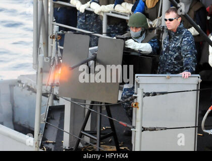 101213-N-1722W-019 de l'OCÉAN PACIFIQUE (déc. 13, 2010) maître d'armes 3 Classe Derek Ledoux tire un Browning de calibre 50 machine gun sous la surveillance de l'Aviation 1ère classe Ordnanceman Joseph Cude pendant un exercice de qualification à bord du navire d'assaut amphibie USS Boxer (DG 4). Boxeur, dans le cadre du boxeur Groupe d'intervention amphibie, et la 13e Marine Expeditionary Unit (13e MEU) sont en cours au large de la côte de Californie du Sud participant à un exercice de certification en vue de déploiement au début de 2011. (U.S. Photo par marine Spécialiste de la communication de masse 3 classe Trevor Welsh/R Banque D'Images