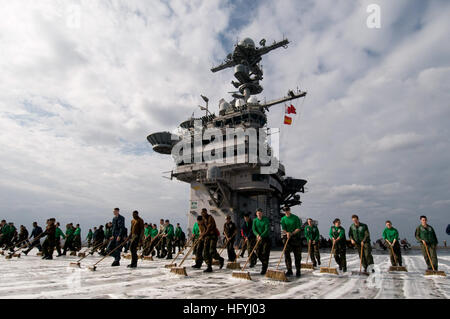 Les marins affectés au porte-avions USS George Washington (CVN 73) et a entrepris l'Escadre aérienne de transporteur (CVW) Gommage 5 Le poste de pilotage en préparation de l'équipage du navire sélectionné à venir la période de disponibilité limitée. George Washington fera l'objet d'intérieur et l'extérieur préservation, rénovations et réparations en cas de retour dans son déploiement en permanence de l'avant-port à Commandant, activités liées à la flotte de Yokosuka, Japon. USS George Washington DVIDS349456 Banque D'Images