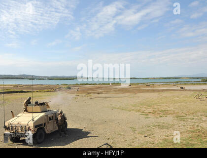 101215-N-7764M-509 GUANTANAMO BAY, Cuba (déc. 15, 2010) Les Marines affectés à 1e Peloton, la Compagnie Charlie, l'équipe de sécurité de la flotte de l'Antiterrorisme (rapide) de la Norfolk, Va., effectuer la formation d'armes sur un M2 de calibre 50 fusil à la Station Navale de Granadillo Gamme à Guantanamo Bay, Cuba. Deux pelotons rapides sont déployés à Guantanamo en tout temps et faire tourner entre la formation rapide et de garder la base aux limites de la propriété qui sépare le territoire américain à partir de la République de Cuba. (U.S. Photo par marine Spécialiste de la communication de masse Leona 3e classe/Mynes) Parution US Navy 101215-N-7764M-509 conduite Marines Banque D'Images