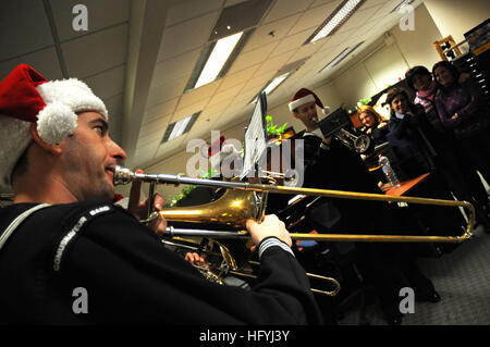 101216-N-7364R-018 NAPLES, ITALIE (31 déc. 16, 2010) 2ème classe musicien Stephan Garrett, attribué à Commander, U.S. Naval Forces Europe Band, Top Brass Quintet, joue une chanson de Noël avec son trombone pendant une performance improvisée à la base navale américaine de Naples. Le quintet est de visiter divers endroits, jouant des chansons de Noël tout au long de l'installation. (U.S. Photo par marine Spécialiste de la communication de masse 2e classe Felicito Rustique Jr./libérés) US Navy 101216-N-7364R-018 2e classe musicien Stephan Garrett joue une chanson de Noël avec son trombone pendant une performance impromptue à Sup de la Marine Banque D'Images