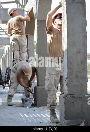 110112-N-4440G-009 DJIBOUTI (jan. 12, 2011) attribué à Seabees Mobile Naval Construction Battalion (NMCB) 74 Détail, Corne de l'Afrique (Det. HOA), appliquer le stuc à l'extérieur de l'Ecole 5 colonnes de l'école primaire projet de construction. NMCB-74, Det. HOA, est déployé à Combined Joint Task Force-Horn of Africa pour aider à promouvoir la stabilité régionale en fournissant un soutien technique pour la construction d'écoles, dispensaires, puits d'eau et plus de toute la région. (U.S. Photo par marine Spécialiste de la communication de masse 2e classe Michael Lindsey/libérés) US Navy 110112-N-4440G-009 Seabees appliquer st Banque D'Images