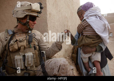 110113-M-3952S-097, l'Afghanistan de Sangin (janv. 13, 2011) Hospitalman Stephen Wescott, affecté à la 1ère équipe, 2e peloton, Lima Company, 3e Bataillon, 5e Régiment de Marines, l'équipe de combat régimentaire 2, donne des bonbons à des enfants au cours d'une patrouille. Les Marines mener quotidiennement des patrouilles de sécurité pour réduire la présence de l'ennemi dans les environs. Le 5e Régiment de Marines est déployée dans la province de Helmand, à l'appui de la Force internationale d'assistance. (U.S. Marine Corps photo par Lance Cpl. Dexter S. Saulisbury/libérés) US Navy 110113-M-3952S-097 Hospitalman Stephen Wescott, affecté à la 1ère équipe, 2ème pla Banque D'Images