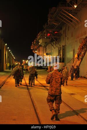 100115-N-1831S-108 Morehead City, N.C. (Janvier 1985). 15, 2010) Les Marines affectés à 22e Marine Expeditionary Unit (22e MEU) se préparent à lancer le navire d'assaut amphibie USS Bataan (DG 5). La 22e MEU s'engage à bord de Bataan pour apporter du secours à Haïti, qui a été dévastée par un séisme de magnitude 7.0 le 12 janvier 2010. (U.S. Photo par marine Spécialiste de la communication de masse de cendres 3e classe/Grave) Parution US Navy 100115-N-1831S-108 Marines se préparent à se lancer USS Bataan (DG 5) Banque D'Images