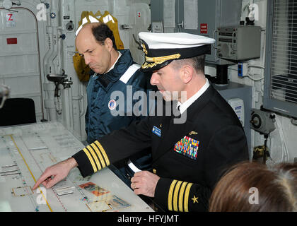 110124-N-4743B-125 SASEBO, Japon (Janv. 24, 2010) Le Capitaine David Fluker, commandant de l'avant-déployé d'assaut amphibie USS Essex (DG 2), explique le conseil d'état d'envol à l'ambassadeur américain au Japon John C. Roos. Essex est une partie de l'avant-groupe amphibie Essex déployée. (U.S. Photo par marine Spécialiste de la communication de masse 3e classe Adam M. Bennett/libérés) US Navy 110124-N-4743B-125 Le Capitaine David Fluker, commandant de l'avant-déployé d'assaut amphibie USS Essex (DG 2), explique la f Banque D'Images