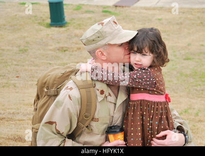 110131-N-3285S-007 GULFPORT, Mississippi (jan. 31, 2011) Le lieutenant Cmdr. Matthew Reed, affecté à la 25e Régiment de construction navale (25 RCN), dit au revoir à sa fille à la salle de formation à la Naval Construction Battalion Center avant de partir pour le déploiement. 25th-RCN est le déploiement de la zone de responsabilité. (U.S. Photo par Marine Builder 3 Classe Cassandra Secher/libérés) US Navy 110131-N-3285S-007 Le Lieutenant Cmdr. Matthew Reed dit au revoir à sa fille à la salle de formation à la Naval Construction Battalion avant Centre Banque D'Images