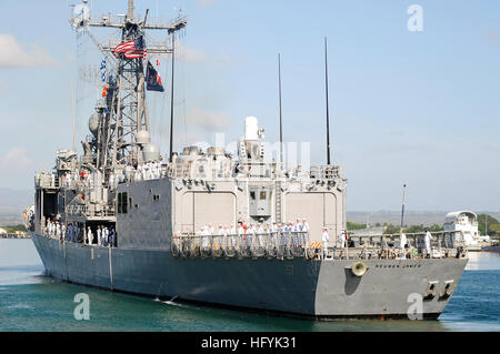 110201-N-7498G-326 PEARL HARBOR (fév. 1, 2011) marins affectés à la frégate lance-missiles USS Reuben James (FFG 57) l'homme de fer telle que le navire appareille pour le déploiement. Reuben James est programmé pour effectuer des opérations intégrées avec les partenaires de la coalition déployés dans l'ouest de l'océan Pacifique. (U.S. Photo par marine Spécialiste de la communication de masse 2e classe Logico/Mark) Parution US Navy 110201-N-7498G-326 homme marins les rails comme USS Reuben James (FFG 57) part pour le déploiement Banque D'Images