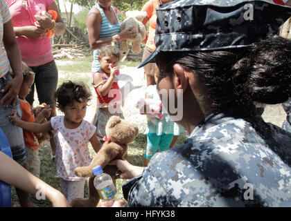 110201-A-2476M-202 COVENAS, Colombie (fév. 1, 2011) marins et Marines main peluches dénoté par aimer Hugs Inc. aux enfants de Bella Vista Elementary School dans le cadre d'un projet de service communautaire événement pour poignée. Poignée de projet est un programme de la marine américaine qui reçoit, transporte et livre humanitaire, éducative et de bonne volonté a fait don de matériel par des sociétés, des organismes de bienfaisance et les citoyens d'aider à la vie des citoyens dans le monde en développement. (U.S. Photo de l'Armée de 1ère classe privée Lorraine S. Mendoza/libérés) US Navy 110201-A-2476M-202 un marins Banque D'Images