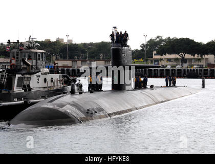 110210-N-UK333-024 PEARL HARBOR (fév. 10, 2011) Le sous-marin de la classe Los Angeles USS Oklahoma City (SSN 723) arrive à Pearl Joint Base Harbor-Hickam pour une escale en route à Agana, Guam. (U.S. Photo par marine Spécialiste de la communication de masse 2e classe Ronald Gutridge/libérés) US Navy 110210-N-UK333-024 USS Oklahoma City (SSN 723) arrive à Pearl Joint Base Harbor-Hickam pour une escale en route à Agana, Guam Banque D'Images