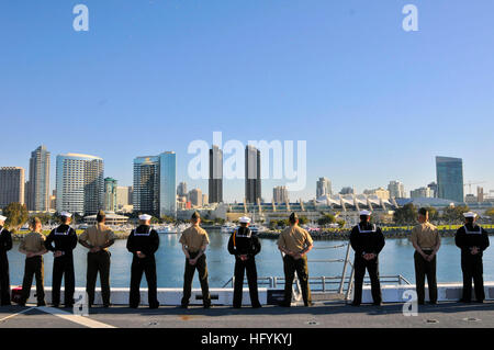 110222-N-7042V-046 SAN DIEGO (fév. 22, 2011) marins et marines comme l'homme les rails de transport amphibie USS dock Green Bay (LPD 20) quitte San Diego pour son premier déploiement à l'ouest de l'océan Pacifique. Green Bay fait partie du boxeur groupe amphibie amphibies (PHIBRON et Escadron) 1. (U.S. Photo par marine Spécialiste de la communication de masse 3 classe Stephen M. Votaw/libérés) US Navy 110222-N-7042V-046 marins et marines comme l'homme les rails de transport amphibie USS dock Green Bay (LPD 20) quitte San Diego sur son Banque D'Images