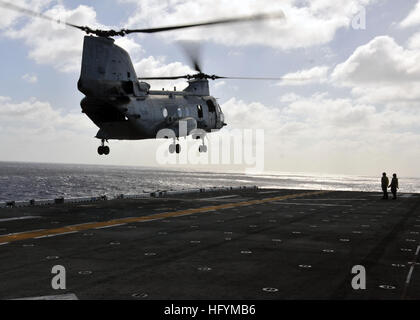 110308-N-ZS026-050 OCÉAN PACIFIQUE (8 mars 2011) Un hélicoptère CH-46 Sea Knight affecté à l'yeux mauvais du milieu marin (HMM) de l'Escadron 163 (à bord du navire d'assaut amphibie USS Boxer (DG 4). Boxer est le navire amiral du boxeur groupe amphibie en cours avec la 13e Marine Expeditionary Unit (MEU) 13e à un déploiement à l'ouest de l'océan Pacifique. (U.S. Photo par marine Spécialiste de la communication de masse 3 classe Trevor Welsh/libérés) US Navy 110308-N-ZS026-050 Un hélicoptère CH-46 Sea Knight à bord des terres USS Boxer (DG 4) Banque D'Images