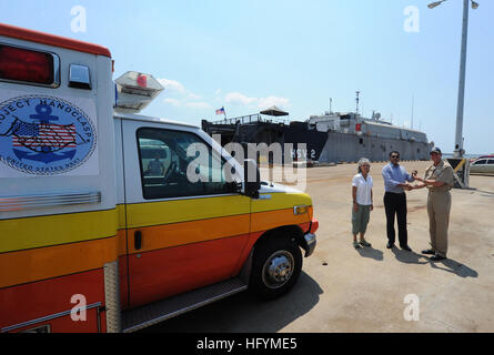 110310-N-wx845-004 SAN LORENZO, le Honduras (10 mars 2011) Le Cmdr. Mark Becker, droite, du commandant de la mission de partenariat Sud Station 2011, passe les clefs à une ambulance pour Jose Rosario Tejeda, maire de canne à sucre, La Paz, et Regina O'Brien, un représentant du Corps de la paix. L'ambulance a été donné par une poignée de projet, programme de la marine américaine qui transporte et distribue du matériel d'acquisition, de l'humanitaire et de bienfaisance américaines sur une base des disponibilités à bord de navires de la Marine. Partenariat sud Station est un déploiement annuel de navires américains à la U.S. Southern Command un Banque D'Images