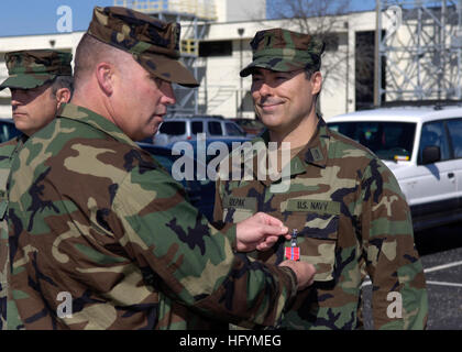 110311-N-8949D-004 VIRGINIA BEACH, en Virginie (11 mars 2011) Le capitaine Frank Hughlett, commandant de la sécurité maritime et des affaires civiles (formation MCAST), prix la Bronze Star Medal au lieutenant J.G. Ron Kolpak lors d'un gala à Dam Neck Annexe à Virginia Beach, en Virginie, l'équipe de commande MCAST déploie des trains et des affaires civiles et de la sécurité maritime, des équipes d'assistance de la force conjointe de commandants des forces afin d'améliorer la nation partenaire Compétence et capacité. (U.S. Photo par marine Spécialiste de la communication de masse 2e classe Matt Daniels/libérés) US Navy 110311-N-8949D-004 Le Capitaine Frank Hughlett, comm Banque D'Images