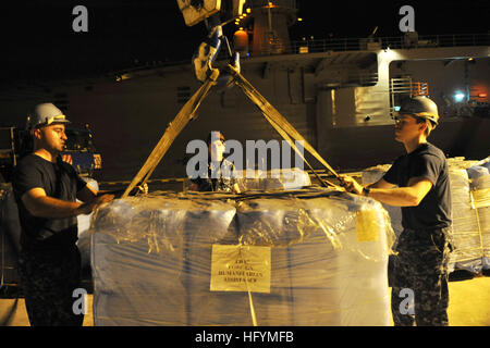 110311-N-0864H-820 Singapour (11 mars 2011) De gauche à droite, le 2e classe Controlman Incendie Patrick Ramos, spécialiste de la communication de masse de James Norman marin et des systèmes d'information 3ème classe technicien Brett Carlson à bord 7e flotte américaine phare commande USS Blue Ridge (CAC 19) sur la charge de l'aide humanitaire fournit à Singapour pour s'assurer que le navire et son équipage sont prêts à soutenir les opérations de secours en cas de séisme et tsunami au Japon si demandé. (U.S. Photo par marine Spécialiste de la communication de masse 3 Classe Fidel C. Hart/libérés) US Navy 110311-N-0864H-820 USS Blue Ridge (CAC 19) sur-charge aider humanitaire Banque D'Images