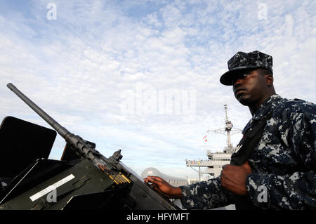 110312-N-5716H-282 Singapour (12 mars 2011) 3e classe Yeoman Andrew Spears se montre lors de l'ancrage et la mer de détails que la 7è Parc commande USS Blue Ridge (CAC 19) part de Singapour. Blue Ridge chargé des fournitures d'aide humanitaire à Singapour pour s'assurer que le navire et son équipage sont prêts si réalisé pour soutenir les opérations de secours en cas de séisme et tsunami au Japon. (U.S. Photo par marine Spécialiste de la communication de masse 1re classe Josh Huebner/libérés) US Navy 110312-N-5716H-282 Yeoman 3 Classe Andrew Spears se montre lors de mer et d'informations que la 7ème flotte américaine, le USS commande Blue Banque D'Images