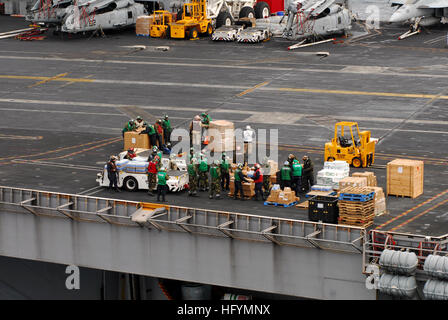 110316-N-SB672-301 OCÉAN PACIFIQUE (16 mars 2011) préparer l'approvisionnement des marins à être chargé à bord d'hélicoptères à bord du porte-avions USS Ronald Reagan (CVN 76). Ronald Reagan est au large des côtes du Japon une aide humanitaire au Japon comme indiqué à l'appui de l'opération Tomodachi. (U.S. Photo par marine Spécialiste de la communication de masse de la classe 3ème Dylan McCord/libérés) US Navy 110316-N-SB672-301 marins préparer l'approvisionnement d'être chargés sur des hélicoptères à bord du porte-avions USS Ronald Reagan (CVN 76) Banque D'Images