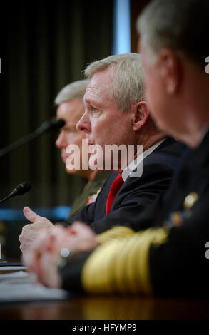 110316-N-UH963-044 WASHINGTON (16 mars 2011) Secrétaire de la Marine (SECNAV) l'honorable Ray Mabus témoigne devant le comité sénatorial de la défense des crédits concernant l'exercice 2012 du budget de la Défense nationale demande. (U.S. Photo par marine Spécialiste de la communication de masse 2e classe Kevin S. O'Brien/libérés) US Navy 110316-N-UH963-044 Secrétaire de la Marine (SECNAV) l'honorable Ray Mabus témoigne devant le comité sénatorial de la défense des Crédits Banque D'Images