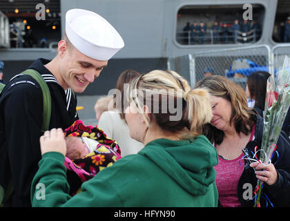 110324-N-YL945-015 Everett, Washington (24 mars 2010) Un marin embrasse sa femme et bébé nouveau-né quelques instants après son arrivée à bord du porte-avions USS ABRAHAM LINCOLN (CVN 72). Abraham Lincoln est rentrée d'un déploiement de six mois dans la flotte des États-Unis 5e et 7e secteurs de responsabilité des opérations de sécurité maritime et les efforts de coopération en matière de sécurité dans le théâtre. (U.S. Photo par marine Spécialiste de la communication de masse de la classe 3ème Colby K. Neal/libérés) US Navy 110324-N-YL945-015 un marin embrasse sa femme et bébé nouveau-né quelques instants après son arrivée à bord du porte-avions USS ABRAHAM LINCOLN (CVN 72 Banque D'Images