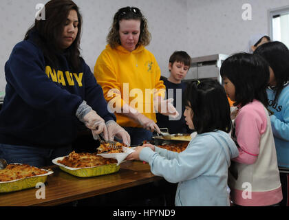 110327-N-MU720-031 SHICHINOHE, au Japon (26 mars 2011) Juanita Reed, gauche, de Darien, Wisc. et chef technicien Cryptologic (Collection) Melanie Varner, droit, de Port Saint Lucie, Floride, servir de la nourriture aux enfants à l'Biko-en ChildrenÕs maison de soins lors d'un projet de service communautaire hébergées par des membres affectés à Naval Air Facility Misawa et Misawa Air Base. Les volontaires ont également fait don de nourriture, vêtements et des jouets pour le centre. (U.S. Photo par marine Spécialiste de la communication de masse 2e classe Dow/Devon) Parution US Navy 110327-N-MU720-031 Bénévoles erve de nourriture pour enfants à la Biko-en voiture pour enfants Banque D'Images