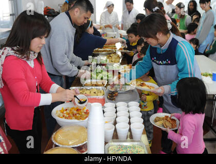 110327-N-MU720-043 SHICHINOHE, au Japon (26 mars 2011) Les bénévoles du Naval Air Facility Misawa et Misawa Air Base servent un repas fait maison pour enfants et membres du personnel du Biko-en ChildrenÕs maison de soins lors d'un projet de service communautaire. Les volontaires ont également fait don de nourriture, vêtements et des jouets pour le centre. (U.S. Photo par marine Spécialiste de la communication de masse 2e classe Dow/Devon) Parution US Navy 110327-N-MU720-043 bénévoles du Naval Air Facility Misawa et Misawa Air Base servent un repas fait maison pour enfants et membres du personnel Banque D'Images