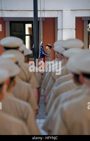 110401-N-GT324-123 NAPLES, ITALIE (1 avril 2011) Chef Legalman Leonette Masters s'en tient à relever l'étendard national au cours de matin de couleurs à la base navale américaine de Naples. Les capitaines et autres salon premier maître formé se classe pour les couleurs dans le cadre de leur célébration de la 118e anniversaire pour le premier maître de rang. (U.S. Photo par marine Spécialiste de la communication de masse 2e classe/Rockwell-Pate Marc) Parution US Navy 110401-N-GT324-123 Chef Legalman Leonette Masters s'en tient à relever l'étendard national au cours de matin de couleurs à la Loi sur le soutien de la Marine Banque D'Images