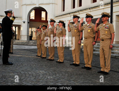 110401-N-3970R-108 NAPLES, ITALIE (1 avril 2011) Le capitaine Robert Rabuse, commandant de la base navale américaine de Naples, offre le serment d'engagement pendant un premier maître de réinscription de masse dans le cadre de la célébration de la 118e anniversaire de la Marine, le premier maître de rang. (U.S. Photo par marine Spécialiste de la communication de masse 1re classe Jenniffer Rivera/libérés) US Navy 110401-N-3970R-108 Le Capitaine Robert Rabuse, commandant de la base navale américaine de Naples, offre le serment d'engagement au cours d'un chef Banque D'Images
