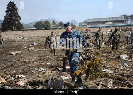 110401-N-2653B-021 Noda, le Japon (1 avril 2011) l'Aviation aviateur Ordnanceman Cody Bennett, affecté à l'Escadron d'hélicoptères de lutte anti-sous-marine (HSL) 51 La lumière, de Jacksonville en Floride, élimine les débris de Noda, le Japon. Plus de 80 marins, marines, des aviateurs et des civils de Naval Air Facility Misawa et Misawa Air Base participent à des opérations de nettoyage dans le cadre de l'opération Tomodachi. (U.S. Photo par marine Spécialiste de la communication de masse 1re classe Matthieu M. Bradley/libérés) US Navy 110401-N-2653B-021 Aviation aviateur Ordnanceman Cody Bennett, affecté à l'Escadron d'hélicoptères de lutte anti-sous-marine (HSL) 51 La lumière, Banque D'Images