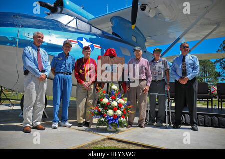 110406-N-AN391-008 JACKSONVILLE, Floride (6 avril 2011) La Seconde Guerre mondiale, les anciens combattants de la Marine et leur fils posent pour une photo lors d'un PBY-5A BUNO 6582 Inauguration du Naval Air Station Jacksonville pour honorer tous ceux qui ont perdu la vie à bord d'un aéronef PBY. La Marine est l'observation de la Centenaire de l'aviation navale avec une série de manifestations célébrant les 100 ans de patrimoine canadien, de progrès et de réussite dans l'aéronavale. (U.S. Photo par marine Spécialiste de la communication de masse 2e classe Gary Granger Jr./libérés) US Navy 110406-N-AN391-008 la Deuxième Guerre mondiale, les anciens combattants de la Marine et leur fils posent pour une photo lors d'un PBY-5A BUNO 6582 d Banque D'Images