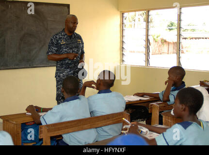 110407-N-HI707-766 Lagos, Nigeria (7 avril 2011) Le Cmdr. Darryl Brown, commandant de la frégate lance-missiles USS Robert G. Bradley (FFG 49), parle avec les étudiants à la lumière de l'aube Gouvernement Junior Secondary School Tomarow au cours d'un projet de relations communautaires dans le cadre du Partenariat de l'Afrique centrale (APS) à l'Ouest. L'APS est une initiative de coopération internationale de sécurité visant à renforcer les partenariats maritime mondial par le biais de la formation et des activités de collaboration pour améliorer la sécurité maritime et la sécurité en Afrique. (U.S. Photo par marine Spécialiste de la communication de masse 1re classe Darryl Wood/ Banque D'Images