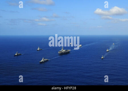 110410-N-IC111-058 OCÉAN PACIFIQUE (10 avril 2011) Le porte-avions USS Ronald Reagan (CVN 76) et les navires de la Ronald Reagan et le groupe aéronaval de la marine indienne en commun l'océan Pacifique au cours de la conclusion de l'exercice, un malabar Entraînement bilatéral avec la marine indienne. (U.S. Photo par marine Spécialiste de la communication de masse 3e classe Kevin B. Gray/libérés) US Navy 110410-N-IC111-058 Le porte-avions USS Ronald Reagan (CVN 76) et les navires de la Ronald Reagan et le groupe aéronaval nav indien Banque D'Images