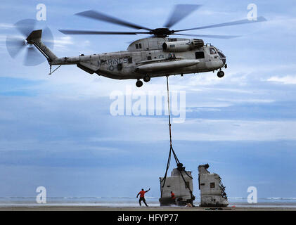 Les marins de la marine de l'unité mobile de récupération de plongée 1, Société 15, effacer le point d'extraction dans la baie de Kaneohe où un CH-53D Sea Stallion est levée un autre CH-53D Retour à la Marine Corps Air Station Kaneohe Bay le 8 avril. L'hélicoptère de moitié a été forcé de faire un atterrissage d'urgence dans la baie le 29 mars et a tué l'un des membres d'équipage blessés et les trois autres. US Navy 110408-M-IX060-001 marins affectés à l'unité mobile de récupération et de plongée (MDSU) 1, 15 l'entreprise, poser une CH-53D Sea Stallion hélicoptère comme il l Banque D'Images