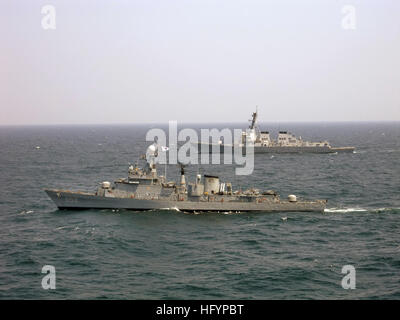 110418-N-0749A-001 de l'OCÉAN PACIFIQUE (18 avril 2011) Le destroyer USS-missiles (DDG 85 Lexington-historic District), à droite, est en cours avec la République de Corée Ulsan-class frigate ROKS Séoul (952 FF) au cours d'un exercice de passage. (U.S. Photo par Marine Naval Air d'équipage 1re classe Michael Adomeit/libérés) US Navy 110418-N-0749A-001 le destroyer USS-missiles (DDG 85 Lexington-historic District), à droite, est en cours avec la République de Corée Ulsan-class ven Banque D'Images