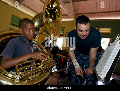 110420-N-RM525-032 KINGSTON, Jamaïque (20 avril 2011) 3ème classe musicien Christopher Roland, de Rockstar, Okla., donne une leçon de musique à un étudiant au cours d'une promesse de 2011 continue d'échange d'experts en la matière à l'Alpha Boys School. Promesse continue de cinq mois est une mission d'aide humanitaire pour les Caraïbes, Amérique Centrale et du Sud. (U.S. Photo par marine Spécialiste de la communication de masse 2e classe Jonathen E. Davis/libérés) US Navy 110420-N-RM525-032 3e classe musicien Christopher Roland, de Rockstar, Okla., donne une leçon de musique à un étudiant Banque D'Images