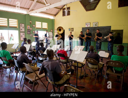 110420-N-RM525-139 KINGSTON, Jamaïque (20 avril 2011) La Flotte américaine Bande Forces joue une chanson pour l'Alpha Boys School harmonie lors d'une promesse de 2011 continue d'échange d'experts en la matière à l'Alpha Boys School. Promesse continue de cinq mois est une mission d'aide humanitaire pour les Caraïbes, Amérique Centrale et du Sud. (U.S. Photo par marine Spécialiste de la communication de masse 2e classe Jonathen E. Davis/libérés) US Navy 110420-N-RM525-139 La Flotte américaine Bande Forces joue une chanson pour l'Alpha Boys School harmonie lors d'une promesse continue 2011 sous réserve Banque D'Images