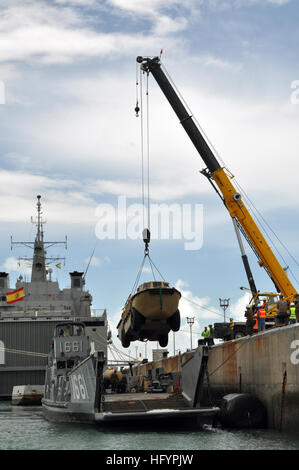 110423-N-7293M-550 ROTA, ESPAGNE (23 avril 2011) Un cargo de ravitaillement amphibie plus léger, embarquée à bord de la station de transport amphibie USS Ponce (LPD 15), c'est levé par une grue d'une péniche de débarquement de l'utilité (LCU) 1661 à l'embarcadère pour un lavage agricole à la station navale de Rota, Espagne. Ponce fait partie du groupe amphibie Kearsarge sur un déploiement prévu dans la sixième flotte américaine zone de responsabilité. (U.S. Photo par marine Spécialiste de la communication de masse 1re classe Nathanael Miller/libérés) US Navy 110423-N-7293M-550 un briquet réapprovisionnement amphibie est soulevée par une grue de débarquement U Banque D'Images