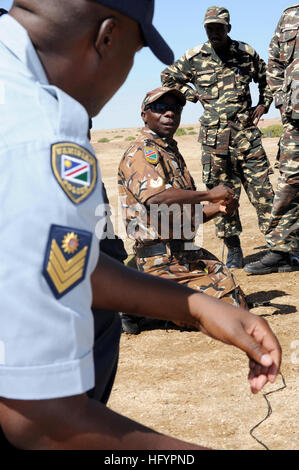 110426-F-XM360-533 ARANDIS, Namibie (26 avril 2011) Forces armées, forces de défense de la Namibie Mashatu Adjudant Jonas, centre, met en place un système d'allumage électrique lors de l'application pratique des procédures d'initiation de la phase de démolition. Les marins affectés à l'unité mobile de destruction des engins explosifs (EODMU) 11, groupe Force-Horn de l'Afrique, s'associe à l'EOD et des Forces de défense namibiennes explosifs de la police à l'appui de l'unité de commande de l'action humanitaire antimines en fournissant la familiarisation avec les normes internationales de l'action. (U.S. Air Force photo par le Sgt. Dawn Pr Banque D'Images