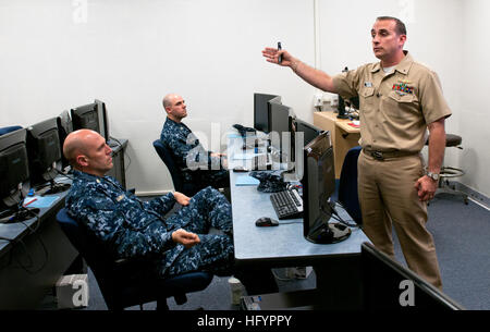 110427-N-BT887-001 SAN DIEGO (27 avril 2011) Le lieutenant J.G. Christopher D. Ayala, instructeur à la flotte de guerre anti-sous-marin Centre de formation, enseigne à une classe. Ayala est le Centre pour l'officier de systèmes de combat de surface de l'instructeur de l'année et l'un des finalistes pour l'éducation et de la formation navale Officier commande instructeur de l'année. (U.S. Photo par marine Spécialiste de la communication de masse Benjamin Seaman Crossley/libérés) US Navy 110427-N-BT887-001 Lt. j.g. Christopher D. Ayala est le Centre pour l'officier de systèmes de combat de surface de l'instructeur de l'année et l'un des finalistes Banque D'Images