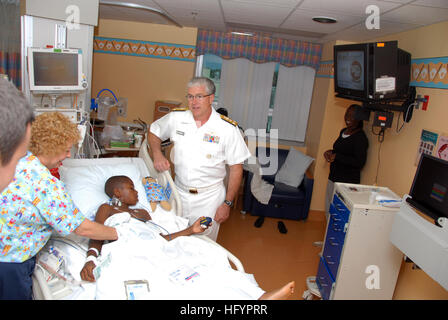 110428-N-PS473-024 HOLLYWOOD, Floride (28 avril 2011) Vice-amiral. Daniel P. Holloway, commandant du 2e Flotte, visites avec un enfant à la Joe DiMaggio Children's Hospital à Hollywood, en Floride, au cours de la Semaine de la flotte Port Everglades. Plus de 2 500 marins, marines et gardes côte participer à cette tradition du sud de la Floride en l'honneur des services de la mer et l'établissement de relations par le biais de l'entraide communautaire et de la sensibilisation à l'égard des services de la marine. (U.S. Photo par marine Spécialiste de la communication de masse 2e classe Eric S. Garst/libérés) US Navy 110428-N-PS473-024 Vice Adm. Daniel P. Holloway visites Banque D'Images