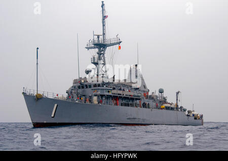 110429-N-SP676-099 est de la mer de Chine (29 avril 2011) Le navire USS contre les mines (MCM 1) soulève la orange 'Oscar' drapeau pour indiquer un homme est tombé par-dessus bord au cours d'un exercice d'homme à la mer. Avenger est en patrouille dans la 7e Flotte des États-Unis zone de responsabilité. (U.S. Photo par marine Spécialiste de la Communication de Masse, Brian A. 3e classe/Pierre) Parution US Navy 110429-N-SP676-099 Le navire USS contre les mines (MCM 1) soulève l'orange Banque D'Images