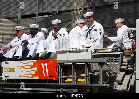 110507-N-CI293-044 DENVER (7 mai 2011) marins affectés au district de recrutement de la Marine et de la Marine de Denver Denver Centre de soutien opérationnel monter un service d'incendie de Denver à incendie dans le 24e défilé de Cinco de Mayo. Le défilé a eu lieu au cours de la semaine, un marine Denver 21 Marine de semaines prévu à travers l'Amérique pour 2011. Semaines de la marine sont conçus pour mettre en valeur l'investissement américains ont fait dans leur Marine et accroître la sensibilisation dans les villes qui n'ont pas une importante présence de la Marine. (U.S. Photo par marine Chef Spécialiste de la communication de masse Susan Hammond/libérés) US Navy 110507-N-CI293-044 Sai Banque D'Images