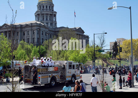 110507-N-CI293-122 DENVER (7 mai 2011) marins affectés au district de recrutement de la Marine et de la Marine de Denver Denver Centre de soutien opérationnel monter un service d'incendie de Denver à incendie dans le 24e défilé de Cinco de Mayo. Le défilé a eu lieu au cours de la semaine, un marine Denver 21 Marine de semaines prévu à travers l'Amérique pour 2011. Semaines de la marine sont conçus pour mettre en valeur l'investissement américains ont fait dans leur Marine et accroître la sensibilisation dans les villes qui n'ont pas une importante présence de la Marine. (U.S. Photo par marine Chef Spécialiste de la communication de masse Susan Hammond/libérés) US Navy 110507-N-CI293-122 Sai Banque D'Images