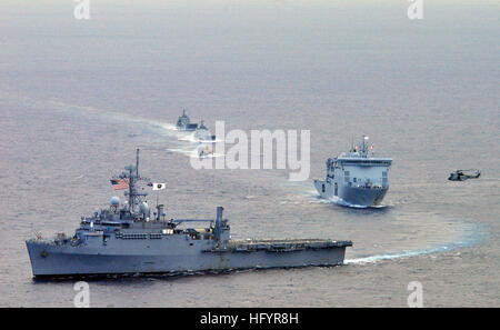 110509-N-KO563-512 Espiritu Santo, Vanuatu (9 mai 2011) La station de transport amphibie USS Cleveland LPD (7) dirige la Royal New Zealand Navy navire multi-rôle HMNZS Canterbury (L421), un hélicoptère Puma de l'armée française, Landing Craft Utility (LCU) 1665, et la Royal Australian Navy landing craft HMAS lourdes Balikpapan (L 126) et HMAS Betano (L 133) pendant un transit de Segond Canal. Cleveland participe au Partenariat du Pacifique 2011, une période de cinq mois l'aide humanitaire initiative qui permettra de visiter Tonga, Vanuatu, la Papouasie-Nouvelle-Guinée, le Timor Leste, et les États fédérés de Micronésie. Banque D'Images