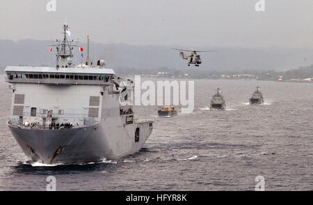 110509-O-ZZ999-003 Espiritu Santo, Vanuatu (9 mai 2011) Le Royal New Zealand Navy navire multi-rôle HMNZS Canterbury (L421), à la tête d'un hélicoptère Puma de l'armée française, Landing Craft Utility (LCU) 1665, et la Royal Australian Navy landing craft HMAS lourdes Balikpapan (L 126) et HMAS Betano (L 133) pendant un transit de Segond Canal. Les navires et d'hélicoptères participent au Partenariat du Pacifique 2011, une période de cinq mois l'aide humanitaire initiative qui permettra de visiter Tonga, Vanuatu, la Papouasie-Nouvelle-Guinée, le Timor Leste, et les États fédérés de Micronésie. (U.S. Photo de la marine par Kristopher Radder/Rel Banque D'Images