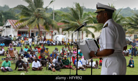 110509-N-AA999-022 LUGANVILLE, Vanuatu (9 mai 2011) Le capitaine Jesse UN Wilson, commandant de la mission de partenariat du Pacifique 2011 et commandant du 23 e Escadron de destroyer, prononce une allocution lors de la cérémonie de clôture de la phase de Partenariat du Pacifique de Vanuatu. Partenariat du Pacifique est un de cinq mois l'aide humanitaire initiative qui feront escale à Tonga, Vanuatu, la Papouasie-Nouvelle-Guinée, le Timor-Leste et les États fédérés de Micronésie. (Royal Australian Navy photo par le Matelot Spécialiste imagerie Helen Frank/libérés) US Navy 110509-N-AA999-022 Capt Jesse UN Wilson, commandant de la mission de Paci Banque D'Images