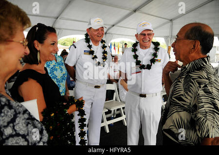 110510-N-WP746-030 PEARL HARBOR (10 mai 2011) Vice-Adm. Robert K. U. Kihune, droite, président de l'USS Arizona Memorial Association Inc., parle à d'anciens membres de l'équipage du cuirassé USS Missouri (BB 63) lors de la 25e anniversaire de la deuxième mise en service du cuirassé. Le Cuirassé Missouri Memorial et l'Association des membres de l'équipage de l'USS Missouri conjointement l'organisation a célébré l'anniversaire par une cérémonie sur la plage arrière du navire. (U.S. Photo par marine Spécialiste de la communication de masse 2e classe Logico/Mark) Parution US Navy 110510-N-WP746-030 Vice-Adm. Robert K. Banque D'Images