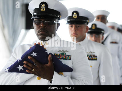 110510-N-WP746-257 PEARL HARBOR (10 mai 2011) Master Chief Master-at-Arms Melvin Lewis, affecté à la flotte américaine du Pacifique, effectue un passage du drapeau au cours de la cérémonie du 25e anniversaire de la deuxième mise en service de l'USS Missouri (BB 63). Le Cuirassé Missouri Memorial et l'Association des membres de l'équipage de l'USS Missouri conjointement l'organisation a célébré l'anniversaire par une cérémonie sur la plage arrière du navire. (U.S. Photo par marine Spécialiste de la communication de masse 2e classe Logico/Mark) Parution US Navy 110510-N-WP746-257 Master Chief Master-at-Arms Melvin Lewis, affecté à la flotte américaine du Pacifique, effectue une Banque D'Images