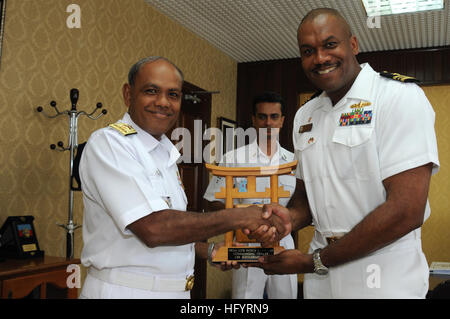 110516-N-SP676-055, LUMUT Malaisie (16 mai 2011) Le lieutenant Cmdr. Patrick L. Allemand, commandant du navire contre les mines USS (MCM 1), donne un témoignage de reconnaissance à l'arrière Adm. Sulaiman bin Mohamad, chef d'état-major de l'Administration centrale de la marine royale malaisienne, lors d'une escale au Port de Lumut, Malaisie. (U.S. Photo par marine Spécialiste de la Communication de Masse, Brian A. 3e classe/Pierre) Parution US Navy 110516-N-SP676-055 Le Lieutenant Cmdr. Patrick L. Allemand, commandant du navire contre les mines USS (MCM 1), donne un jeton d'un Banque D'Images